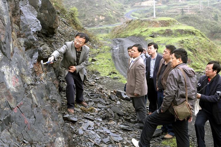 贵州省地质矿产勘查开发局研究员周琦(左一)在野外现场教学.